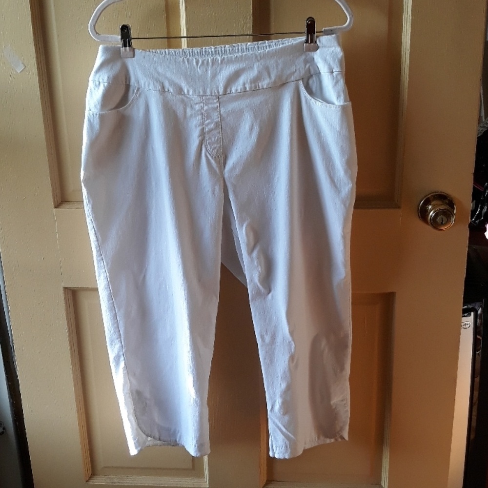 Dressy pull-on white capri pants size 18